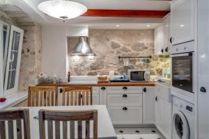 Η κουζίνα ή μικρή κουζίνα στο Apartments INN Baska Voda