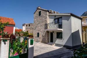 Το κτήριο όπου στεγάζεται  το διαμέρισμα