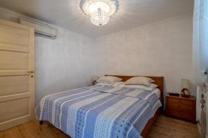 Ένα ή περισσότερα κρεβάτια σε δωμάτιο στο Apartments INN Baska Voda