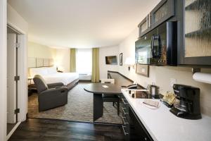TV a/nebo společenská místnost v ubytování Candlewood Suites Columbus-Northeast, an IHG Hotel