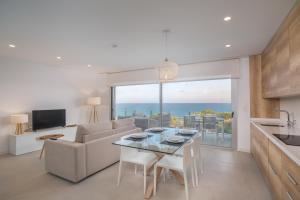 sala de estar con mesa y sofá en Blue Line Apartment Hotel, en Villajoyosa