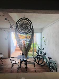 um quarto com duas bicicletas e um cesto de pendurar em Casa Bizu em Bacalar