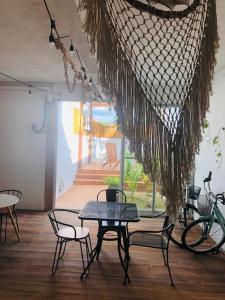 um quarto com uma mesa e cadeiras e uma bicicleta em Casa Bizu em Bacalar