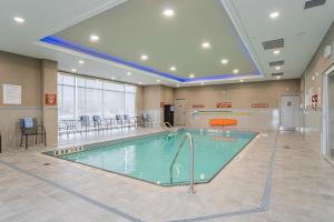 una gran piscina en una habitación de hotel en TownePlace Suites by Marriott Brantford and Conference Centre, en Brantford