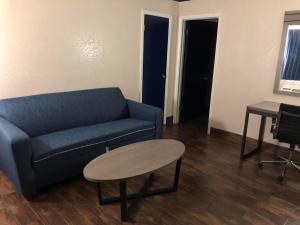Posezení v ubytování Travelers Inn and Suites Wharton