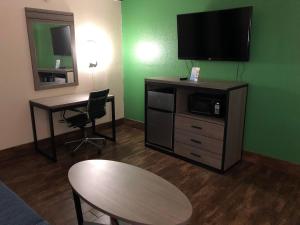 TV a/nebo společenská místnost v ubytování Travelers Inn and Suites Wharton + 1 fotografie