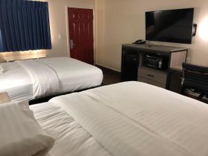 Postel nebo postele na pokoji v ubytování Travelers Inn and Suites Wharton