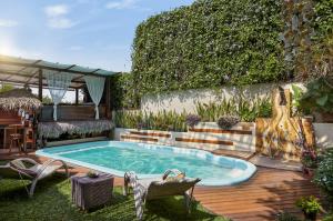 una piscina en medio de un patio en Araxá Pousada, en Jericoacoara