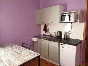 een kleine keuken met een tafel en een magnetron bij ARTAPARTMENTS-center in Chernihiv