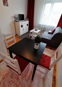 salon ze stołem i kanapą w obiekcie Rubin Apartment w Kielcach