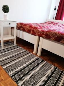 sypialnia z łóżkiem, stołem i dywanem w obiekcie Rubin Apartment w Kielcach