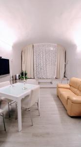 TV a/nebo společenská místnost v ubytování Suite al Duomo