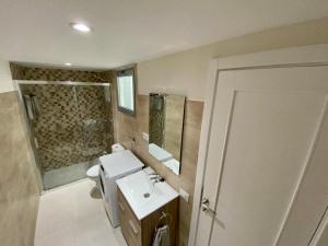 ein Badezimmer mit Toilette, Waschbecken und Dusche in der Unterkunft Hermoso edificio Frente al mar con gran terraza y hermosas vistas in Las Palmas de Gran Canaria + 76 Fotos