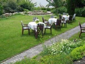 um conjunto de mesas e cadeiras num jardim em Gasthof Zuck em Schauren