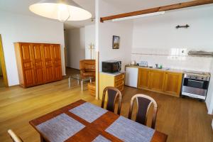 eine Küche und ein Esszimmer mit einem Tisch und Stühlen in der Unterkunft Hotel U Labutě in Saar