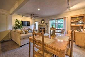 eine Küche und ein Wohnzimmer mit einem Holztisch in der Unterkunft Lake Harmony Abode about 1 Mi to Jack Frost Ski Resort in Lake Harmony