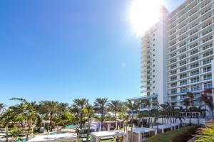 widok na ośrodek z basenu w obiekcie FB Miami Beach Tresor Private Luxury Suites w Miami Beach
