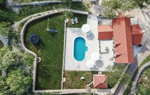 uma vista superior de um pátio com uma piscina azul em Dalmatia Stone House - heated pool em Biorine