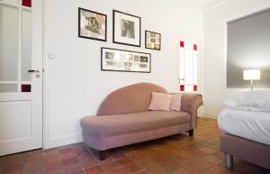 A seating area at Ground floor Jordaan Apartment