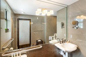 Ein Badezimmer in der Unterkunft Cavalier South Beach Hotel