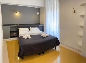 una camera da letto con un letto e due asciugamani di Art Atelier Risorgimento a Roma