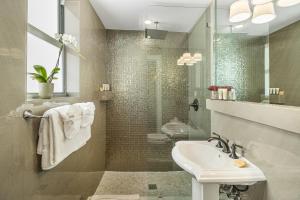 Ein Badezimmer in der Unterkunft Cavalier South Beach Hotel
