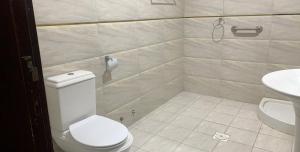 La salle de bains est pourvue de toilettes et d'un lavabo. dans l'établissement البيت المذهل للوحدات السكنية, à Médine