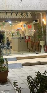 البيت المذهل للوحدات السكنية في المدينة المنورة: متجر أمام متجر وبه هاتف