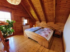 מיטה או מיטות בחדר ב-Gemütliches Blockhaus am Wald mit großem Garten