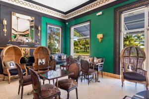 un ristorante con pareti e tavoli e sedie verdi di Cavalier South Beach Hotel a Miami Beach