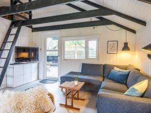 ein Wohnzimmer mit Sofa und Tisch in der Unterkunft 5 person holiday home in Hemmet in Hemmet