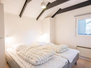 ein großes Bett in einem weißen Zimmer mit Fenster in der Unterkunft 5 person holiday home in Hemmet in Hemmet