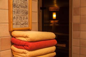 a pile of towels are stacked on a wall at Hotel am Dorfplatz inkl PREMIUM Sommerkarte in Sankt Anton am Arlberg +96 photos