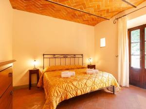 - une chambre avec un lit et 2 serviettes dans l'établissement Belvilla by OYO Quercia, à Cortone