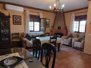 塞特尼的住宿－LOS ABUELOS，客厅配有桌子和沙发