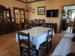 A television and/or entertainment centre at LOS ABUELOS