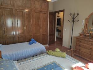 ein Schlafzimmer mit einem Bett mit blauen Teddybären darauf in der Unterkunft LOS ABUELOS in Setenil de las Bodegas