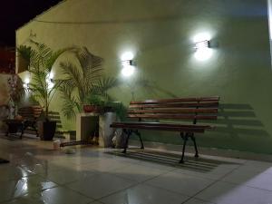 un banc assis à côté d'un mur avec des plantes dans l'établissement Carvalho de Paquetá, à Rio de Janeiro