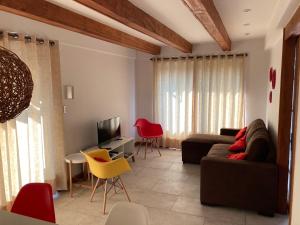 uma sala de estar com um sofá e cadeiras vermelhas em Casa Vitacura Host em Santiago