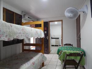 Poschodová posteľ alebo postele v izbe v ubytovaní Residencial Brisa da Ilha do Mel