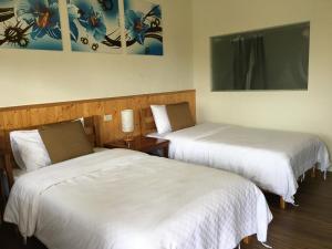 Letto o letti in una camera di Legendary Bed and Breakfast