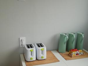 narożnik pokoju z wazami na ladzie w obiekcie Ecorooms PADRÓN w mieście Padrón