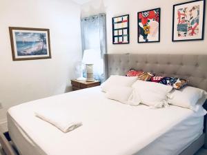 Säng eller sängar i ett rum på Near Disney Vacation Private Room in shared Villa