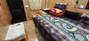 Room in Guest room - Posh Foreigners Place,couples Allowed Lajpat Nagar في نيودلهي: غرفة بسرير واريكة وطاولة