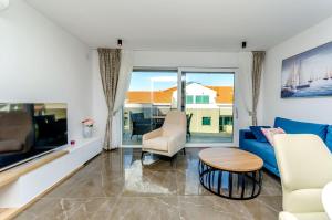 Televízia a/alebo spoločenská miestnosť v ubytovaní Apartments Crystal Luxury