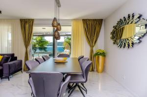 Posedenie v ubytovaní Apartments Crystal Luxury