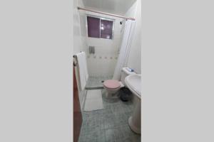 uma casa de banho com um WC e um lavatório em El corazón de Celaya em Celaya