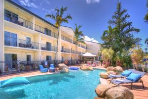 Bazén v ubytování Cairns Queenslander Hotel & Apartments nebo v jeho okolí