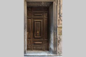 una gran puerta de madera en un edificio en Appartamento Cassiano Rialto, en Venecia