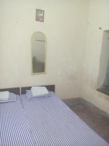 - une chambre avec 2 lits jumeaux et un miroir dans l'établissement APRO, à Kolkata